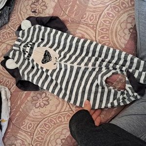 0-3 onezie Like, bundle, save ✨️